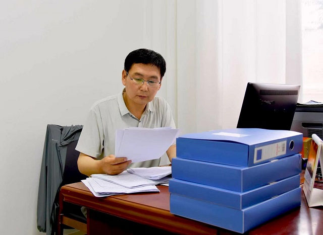 铸牢对党忠诚 争做阳高先锋|一本账、一支笔、一颗心——记全市优秀共产党员、阳高县教育局工会主席曹化明